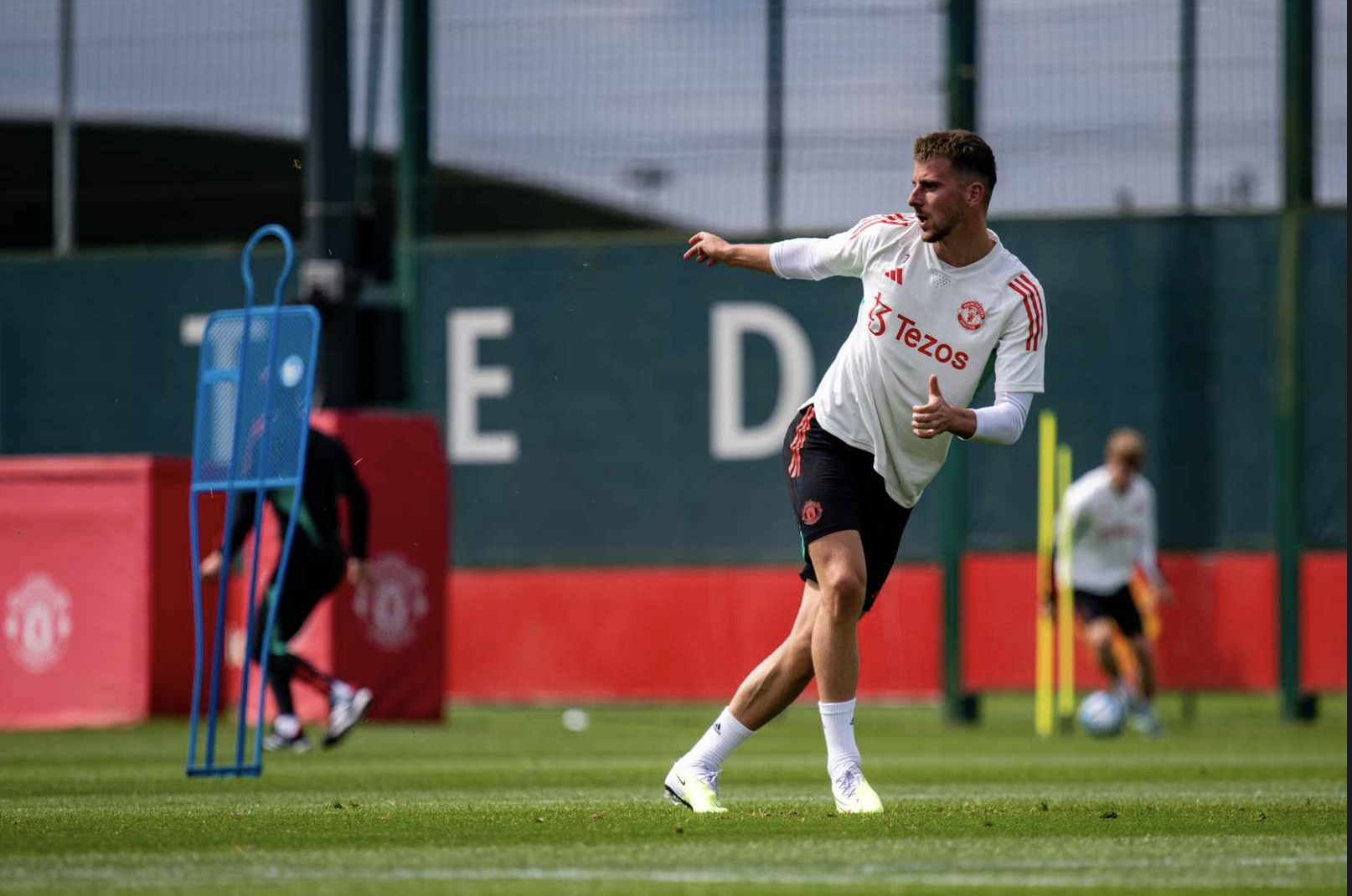 Mason Mount được Martinez đón tiếp nồng nhiệt trong buổi tập đầu tiên 4