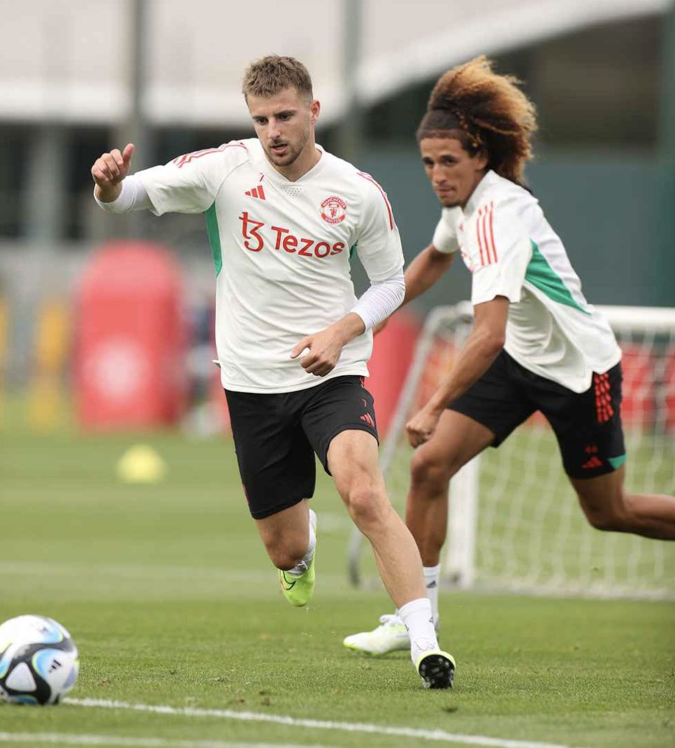 Mason Mount được Martinez đón tiếp nồng nhiệt trong buổi tập đầu tiên 7