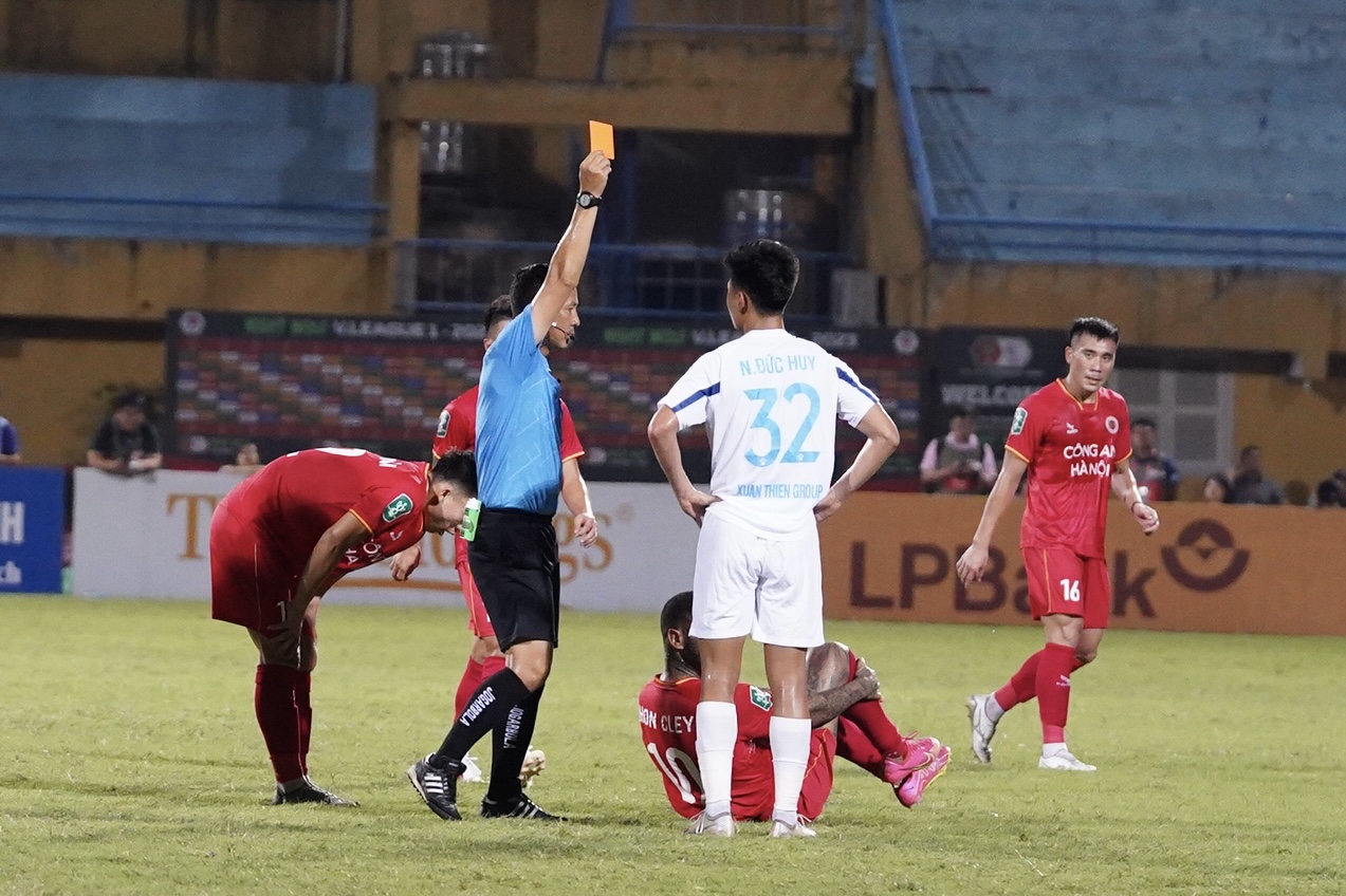 Quang Hải, Filip Nguyễn bị lu mờ trong ngày Nam Định loại CAHN khỏi Cúp QG 4