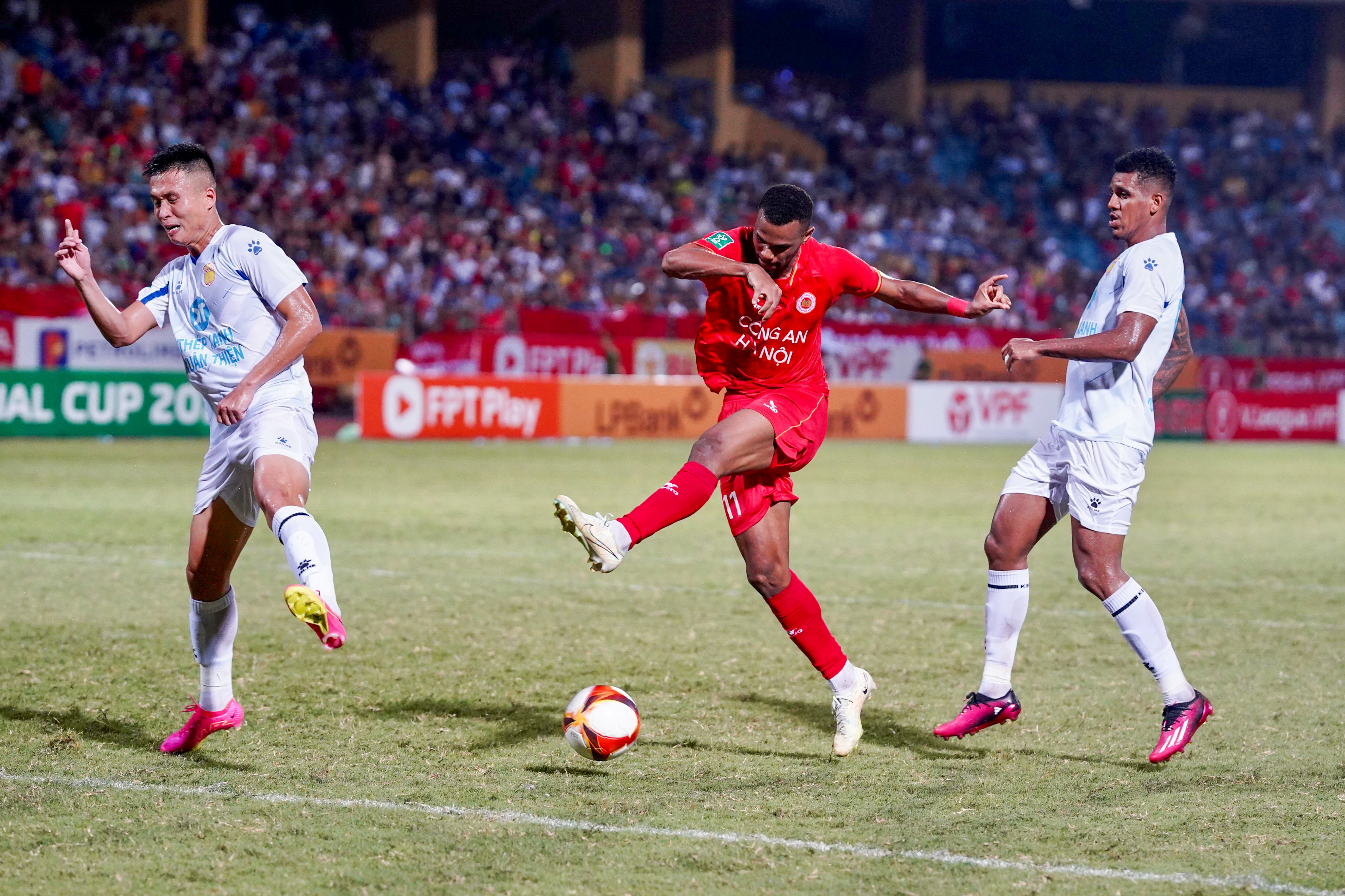 Quang Hải, Filip Nguyễn bị lu mờ trong ngày Nam Định loại CAHN khỏi Cúp QG 9