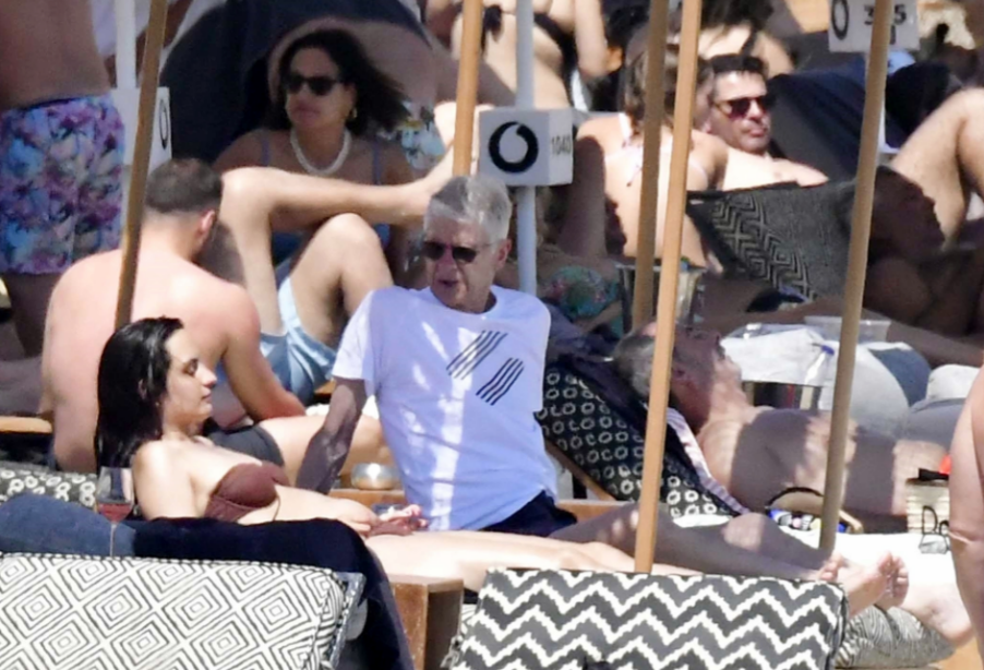 HLV Arsene Wenger và người đẹp bí ẩn trong kỳ nghỉ 8