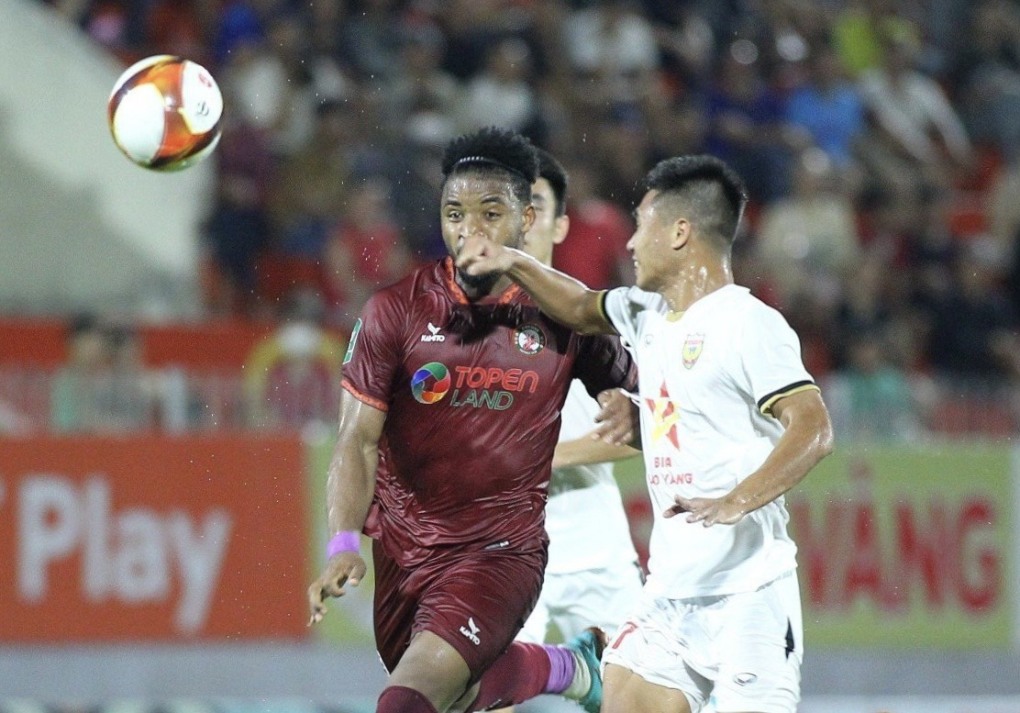 Nguyễn Văn Hạnh đánh chỏ vào mặt Rafaelson. Ảnh: Hoàng Minh Nguyen Van Hanh danh cho vao mat Rafaelson. anh: Hoang Minh