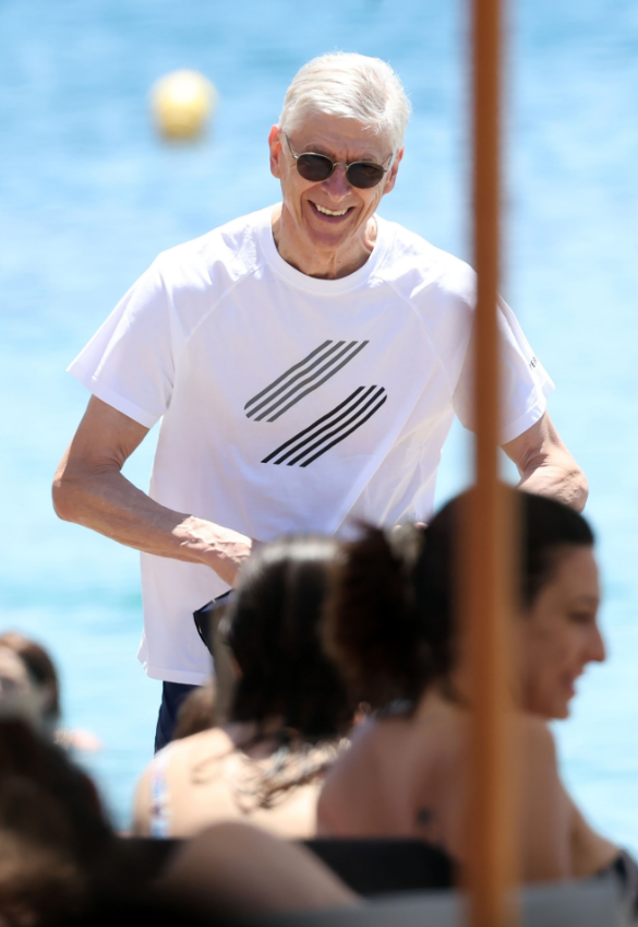 HLV Arsene Wenger và người đẹp bí ẩn trong kỳ nghỉ 1