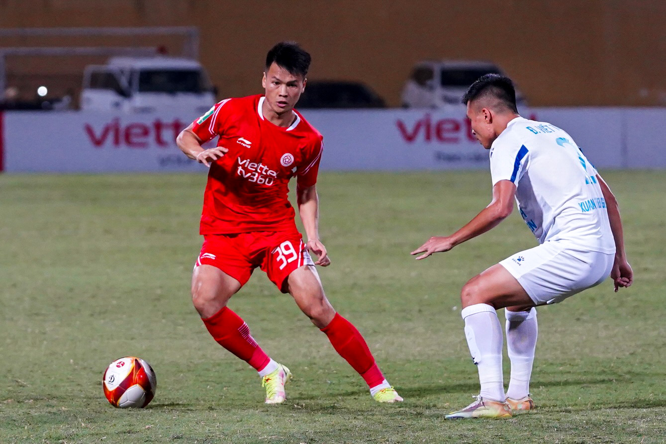 Tô Văn Vũ phung phí cơ hội trước khung thành của Viettel FC 3