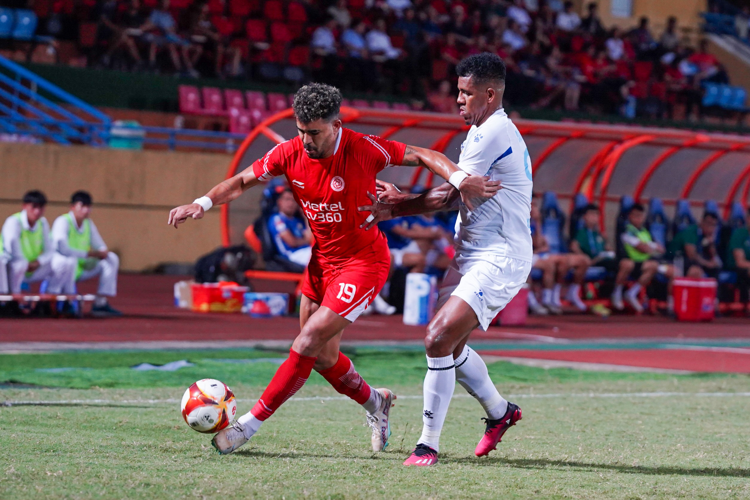 Tô Văn Vũ phung phí cơ hội trước khung thành của Viettel FC 4