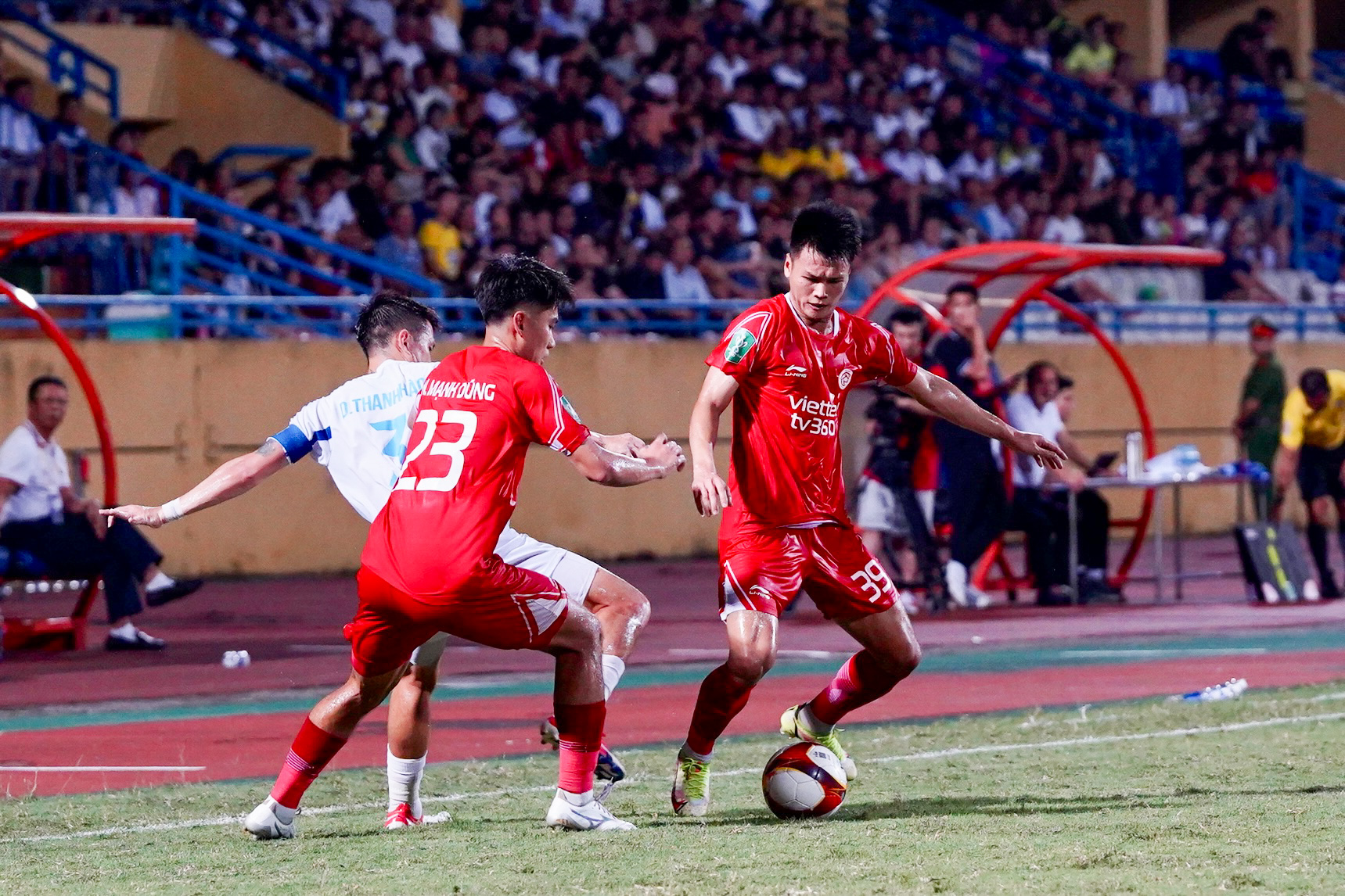 Tô Văn Vũ phung phí cơ hội trước khung thành của Viettel FC 8