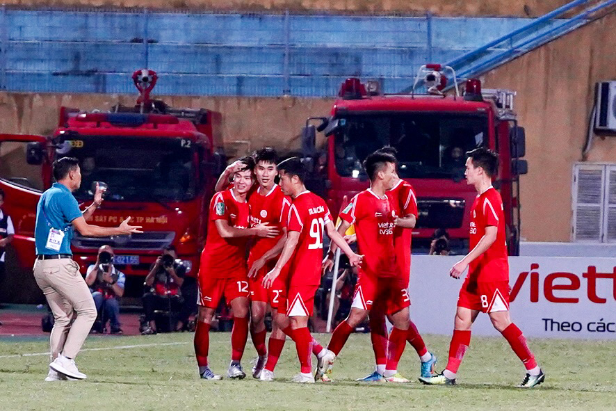 Tô Văn Vũ phung phí cơ hội trước khung thành của Viettel FC 9