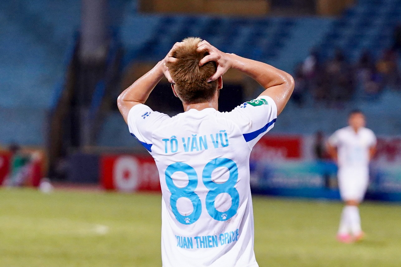 Tô Văn Vũ phung phí cơ hội trước khung thành của Viettel FC 1