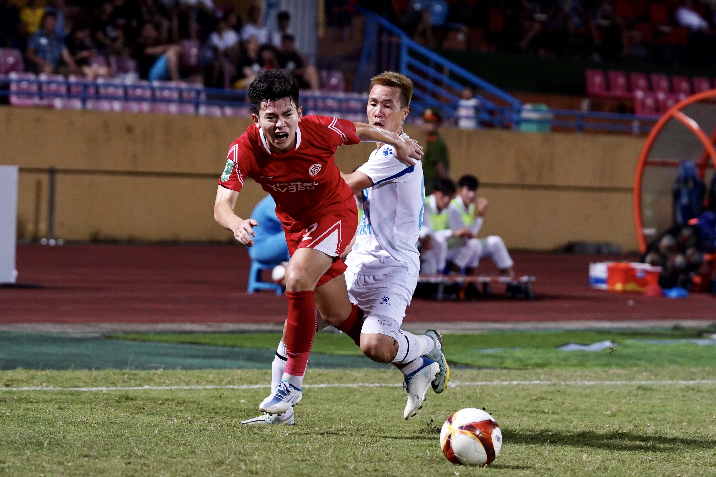 Tô Văn Vũ phung phí cơ hội trước khung thành của Viettel FC 2