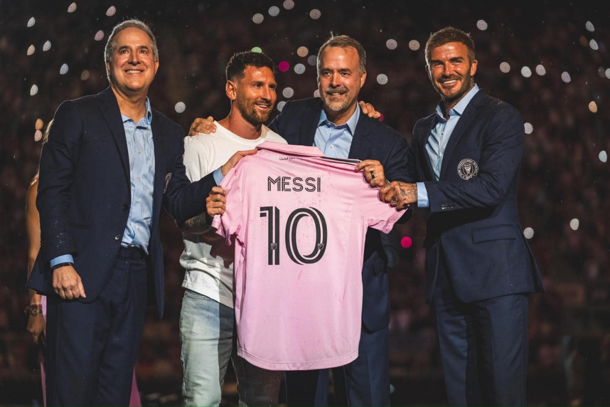 Messi nổi bật trong màu áo đen hồng của đội bóng mới 2