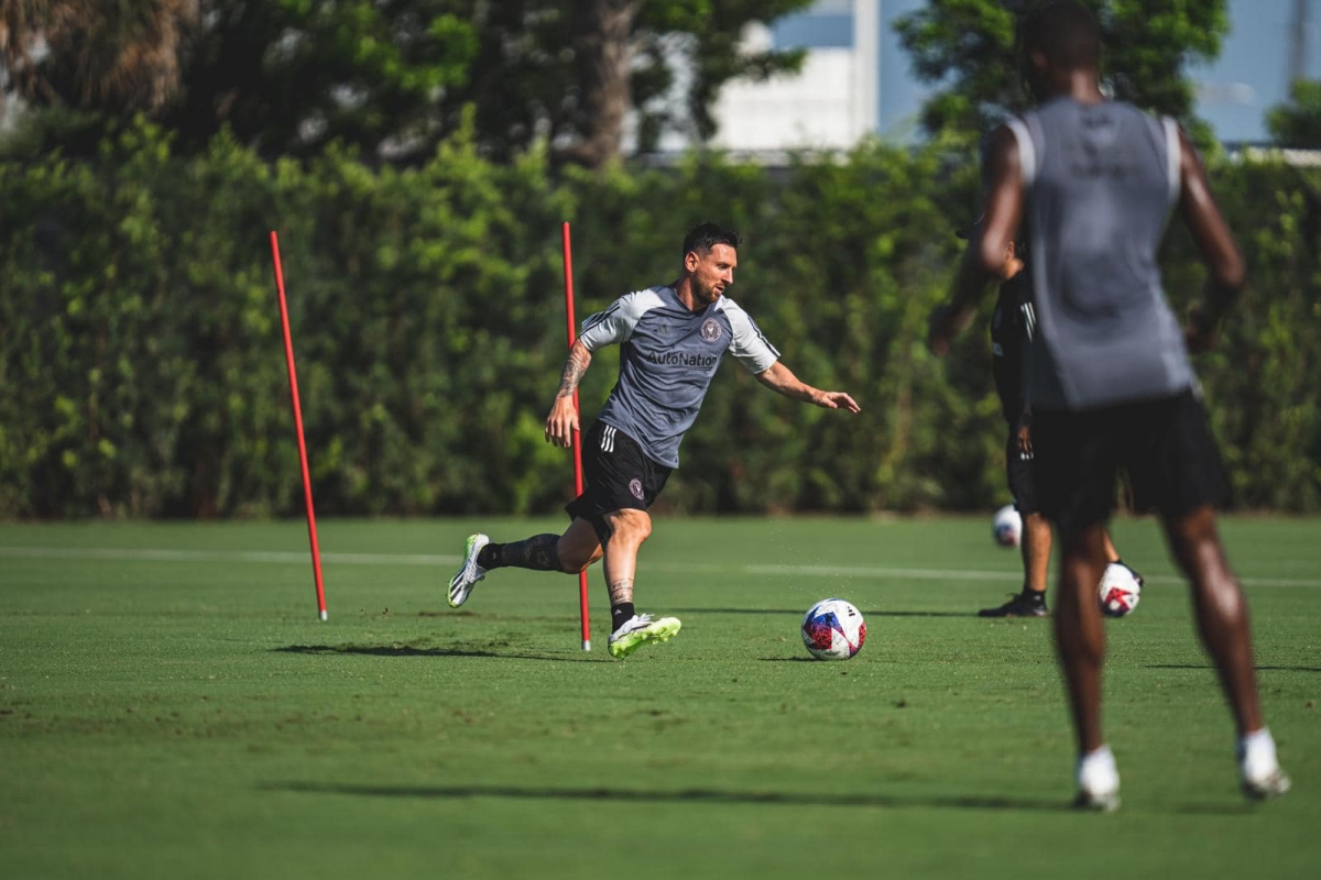 Messi nổi bật trong màu áo đen hồng của đội bóng mới 7