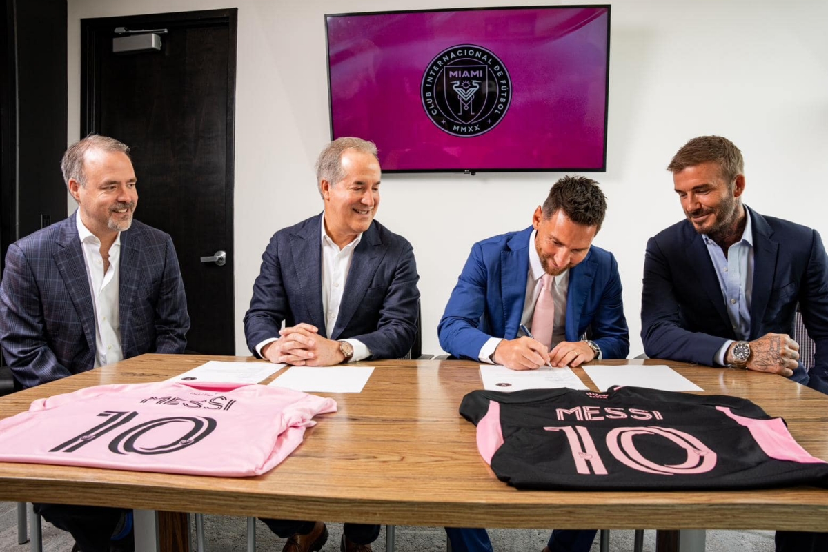 Messi nổi bật trong màu áo đen hồng của đội bóng mới 3