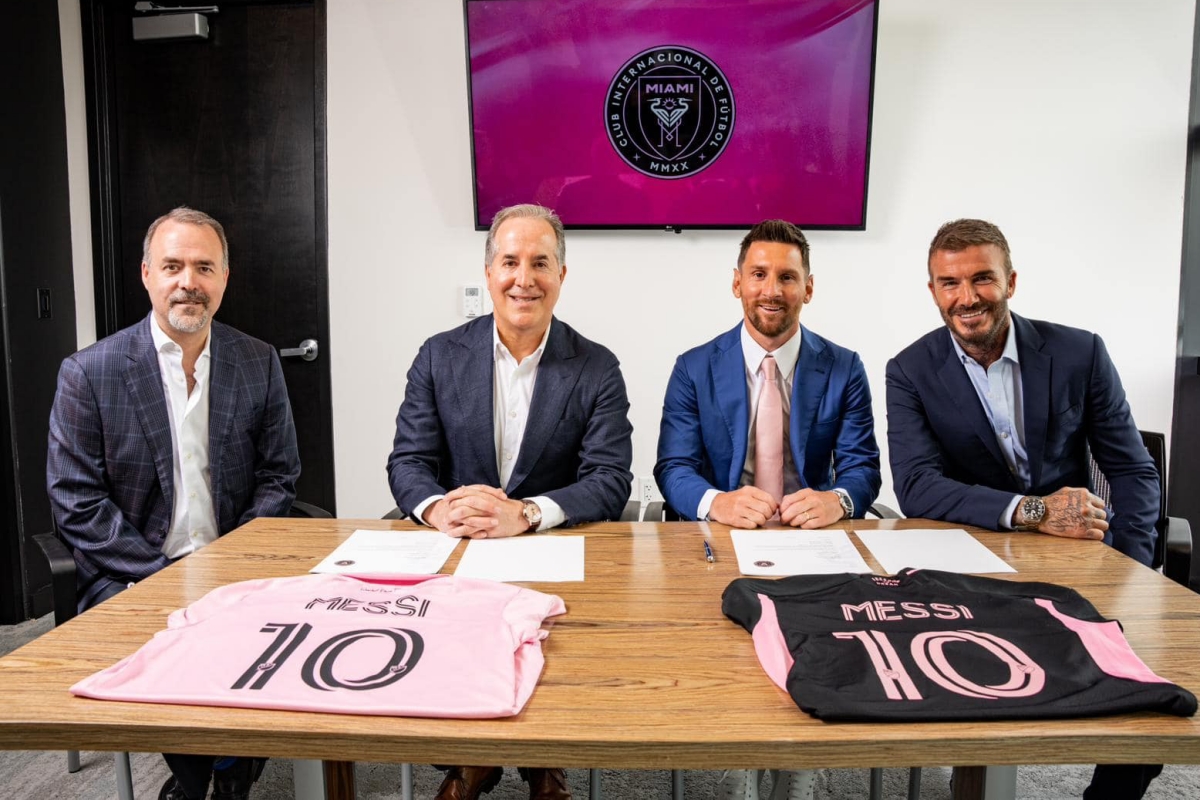 Messi nổi bật trong màu áo đen hồng của đội bóng mới 4