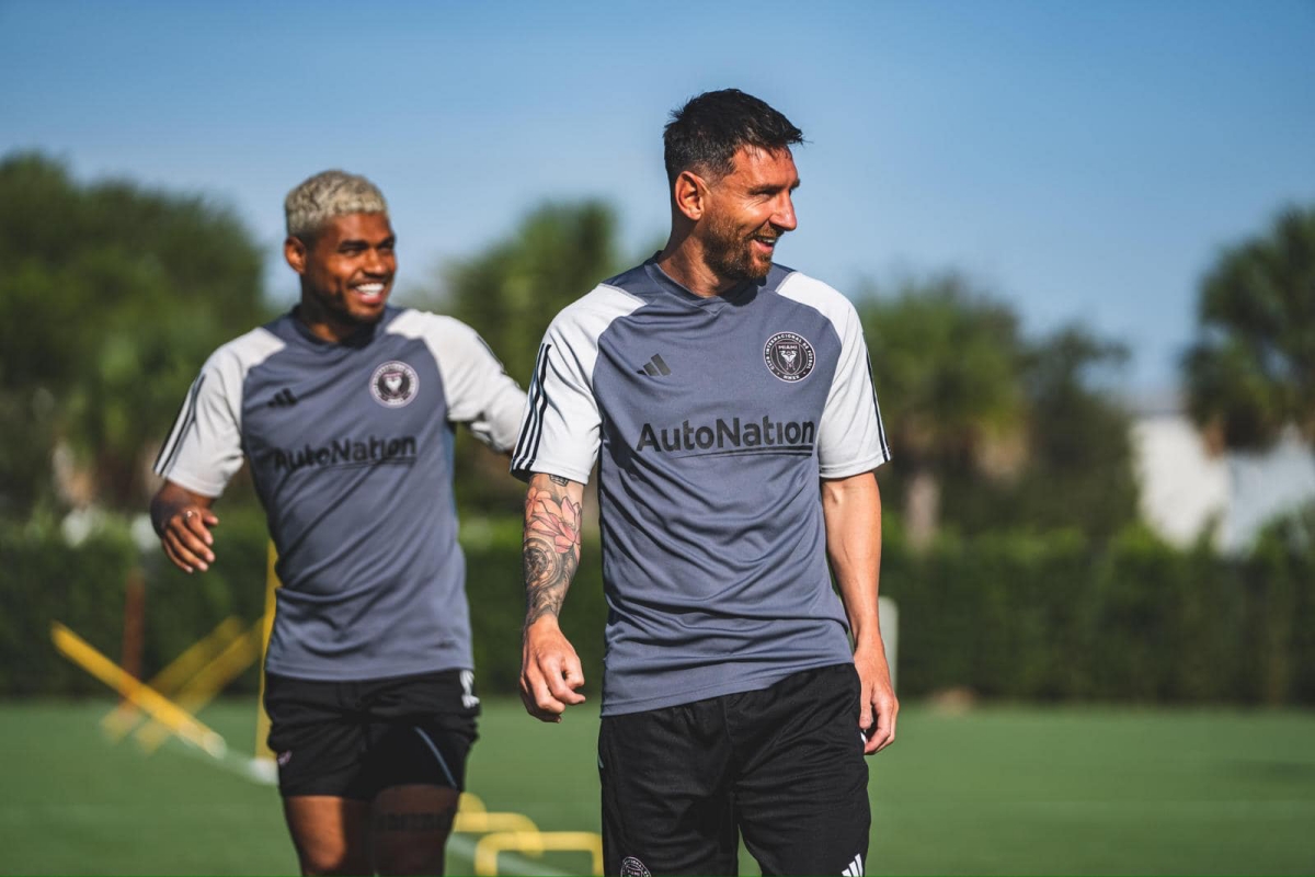 Messi nổi bật trong màu áo đen hồng của đội bóng mới 8