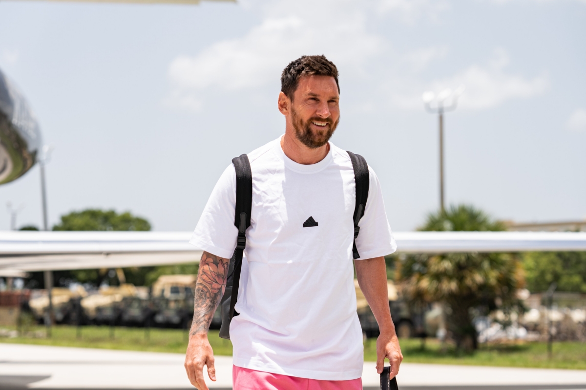 Messi nổi bật trong màu áo đen hồng của đội bóng mới 6