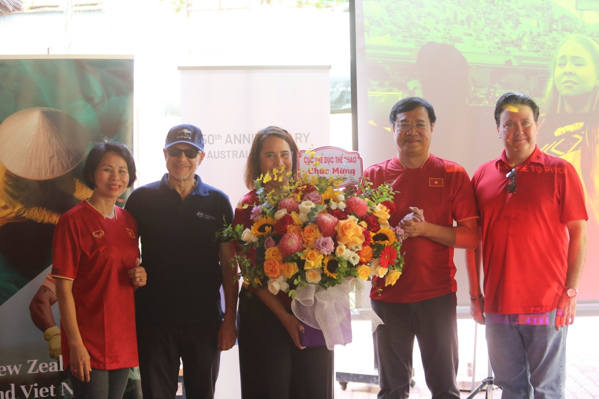 Đại sứ New Zealand mặc áo Việt Nam, ăn mừng khi Kim Thanh ghi bàn 1