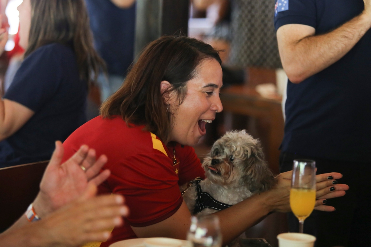 Đại sứ New Zealand mặc áo Việt Nam, ăn mừng khi Kim Thanh ghi bàn 4