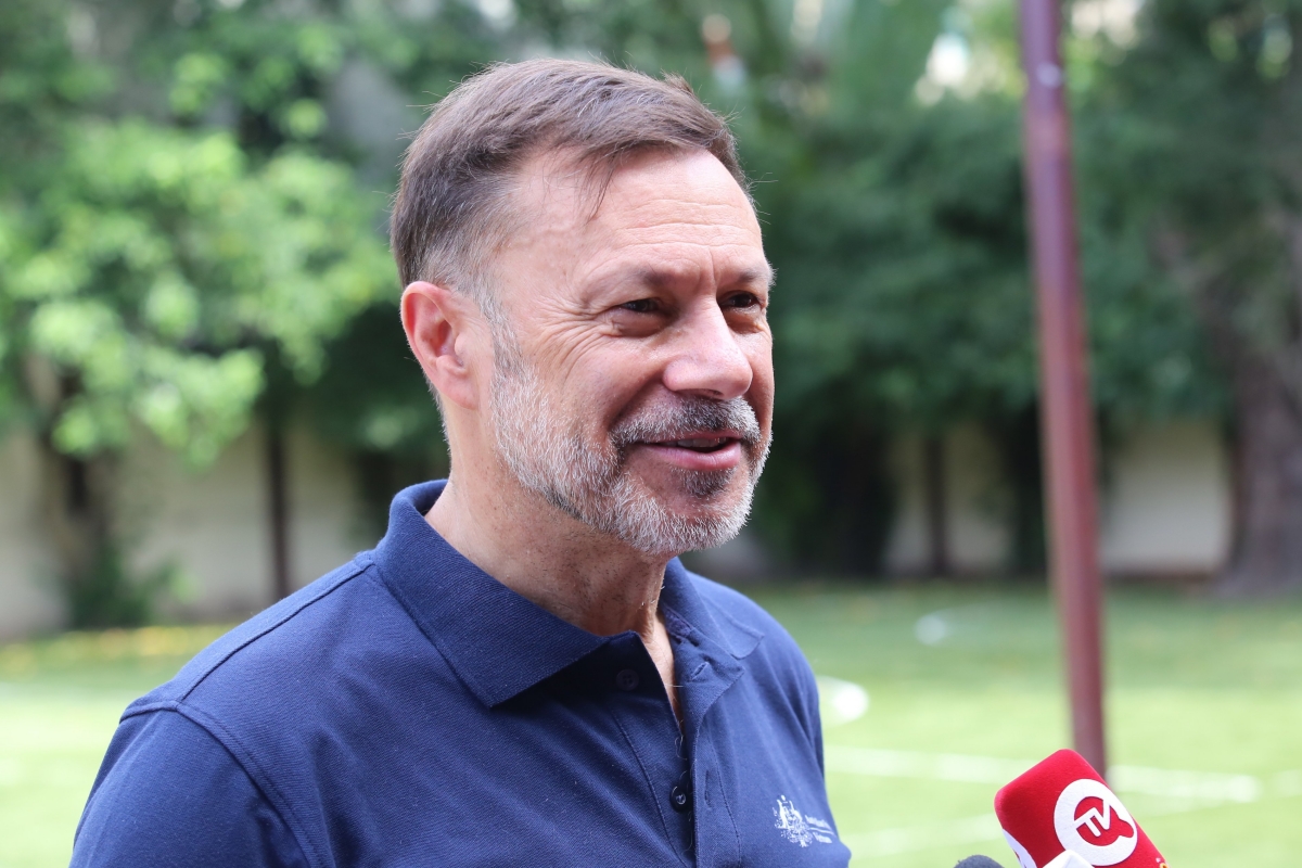 Đại sứ New Zealand mặc áo Việt Nam, ăn mừng khi Kim Thanh ghi bàn 6