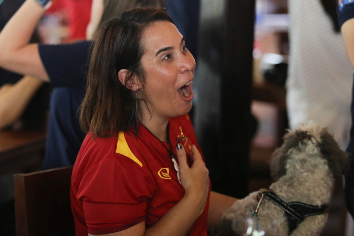 Đại sứ New Zealand mặc áo Việt Nam, ăn mừng khi Kim Thanh ghi bàn 3