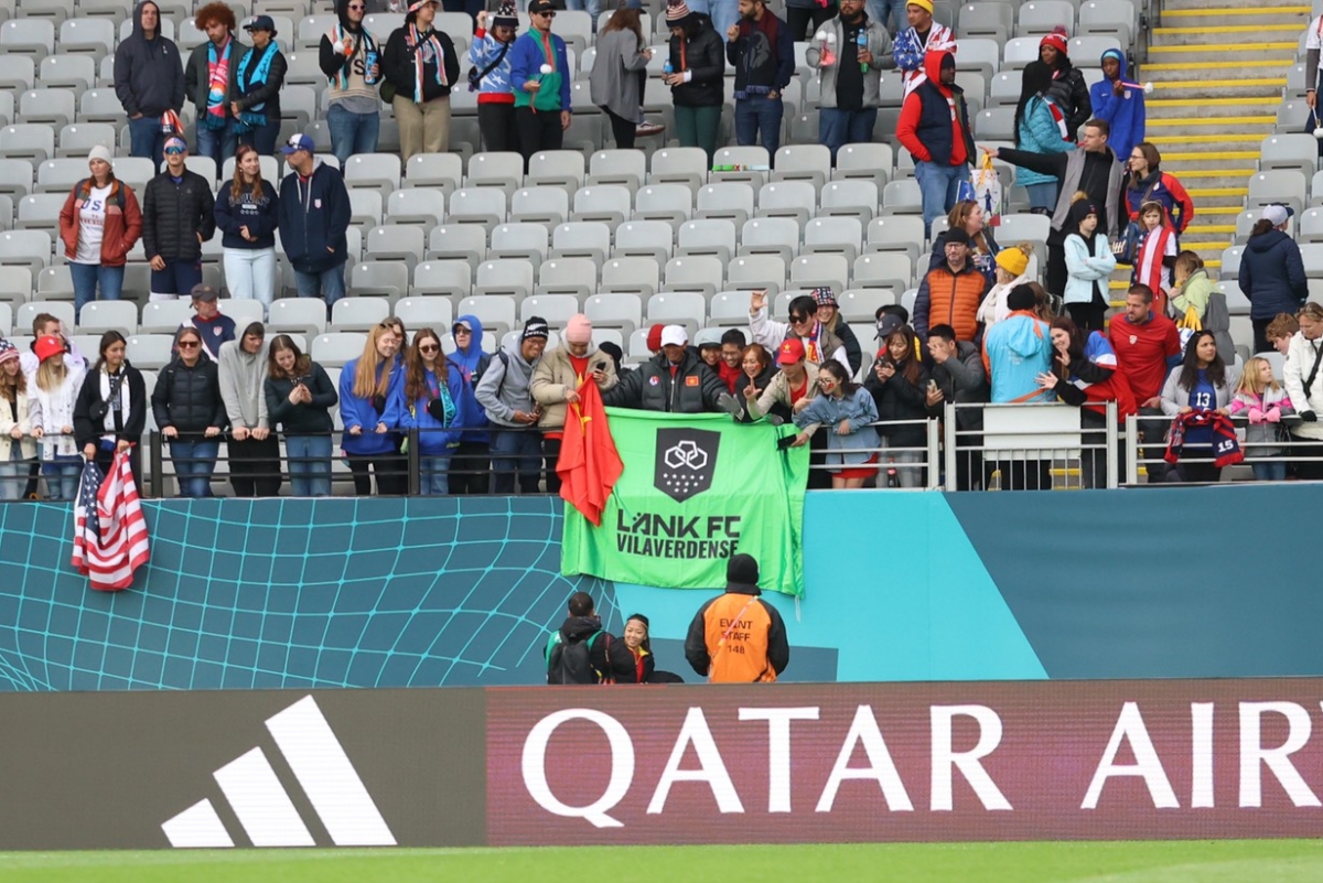 Sau trận gặp Mỹ Chương Thị Kiều, Hoàng Loan selfie với CĐV Việt Nam, Huỳnh Như được fan đem cờ Lank tới cổ vũ 3 Sau trận gặp Mỹ Chương Thị Kiều, Hoàng Loan selfie với CĐV Việt Nam, Huỳnh Như được fan đem cờ Lank tới cổ vũ 3