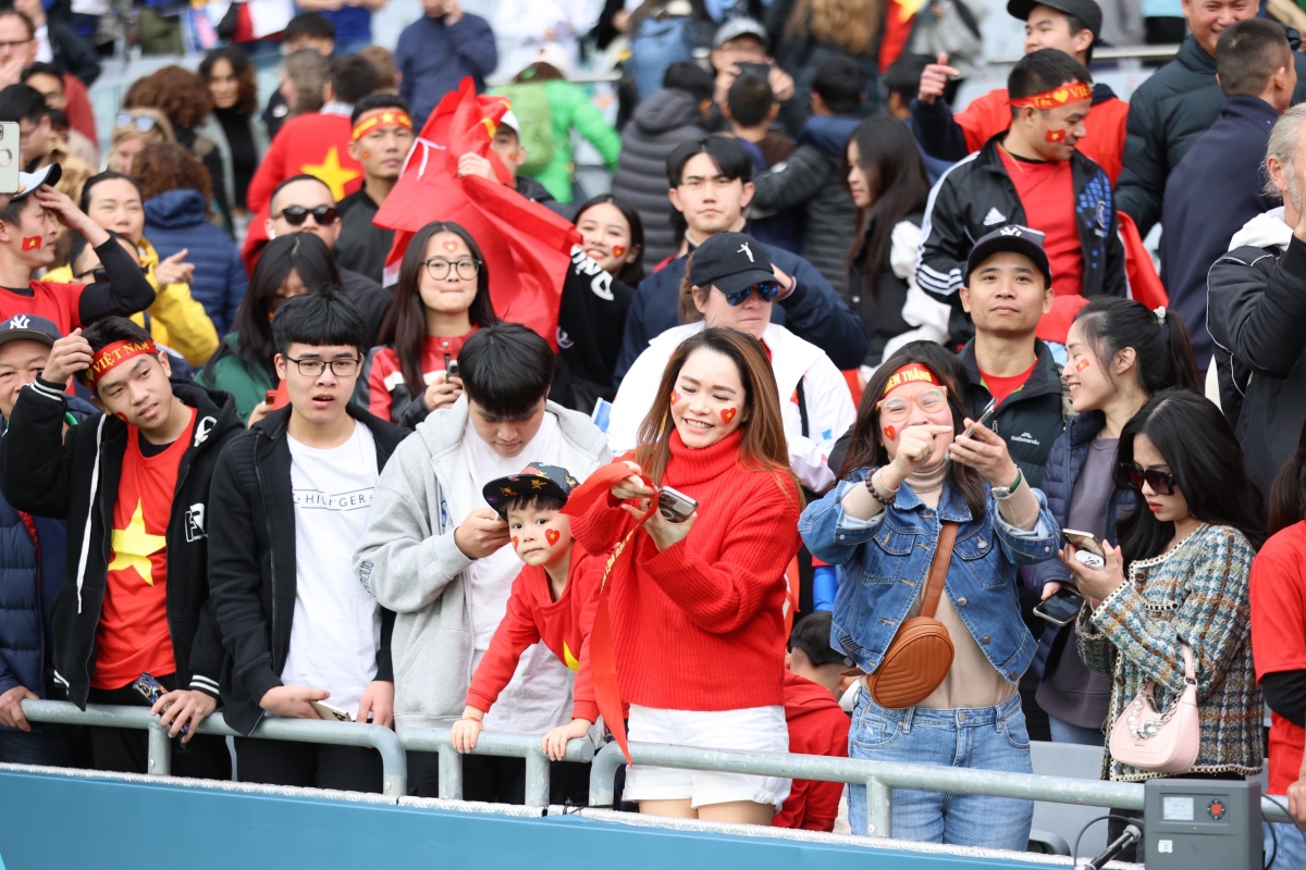 Sau trận gặp Mỹ Chương Thị Kiều, Hoàng Loan selfie với CĐV Việt Nam, Huỳnh Như được fan đem cờ Lank tới cổ vũ 4 Sau trận gặp Mỹ Chương Thị Kiều, Hoàng Loan selfie với CĐV Việt Nam, Huỳnh Như được fan đem cờ Lank tới cổ vũ 4