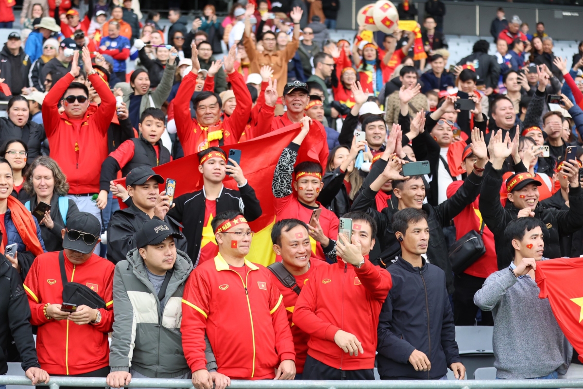 Sau trận gặp Mỹ Chương Thị Kiều, Hoàng Loan selfie với CĐV Việt Nam, Huỳnh Như được fan đem cờ Lank tới cổ vũ 9 Sau trận gặp Mỹ Chương Thị Kiều, Hoàng Loan selfie với CĐV Việt Nam, Huỳnh Như được fan đem cờ Lank tới cổ vũ 9