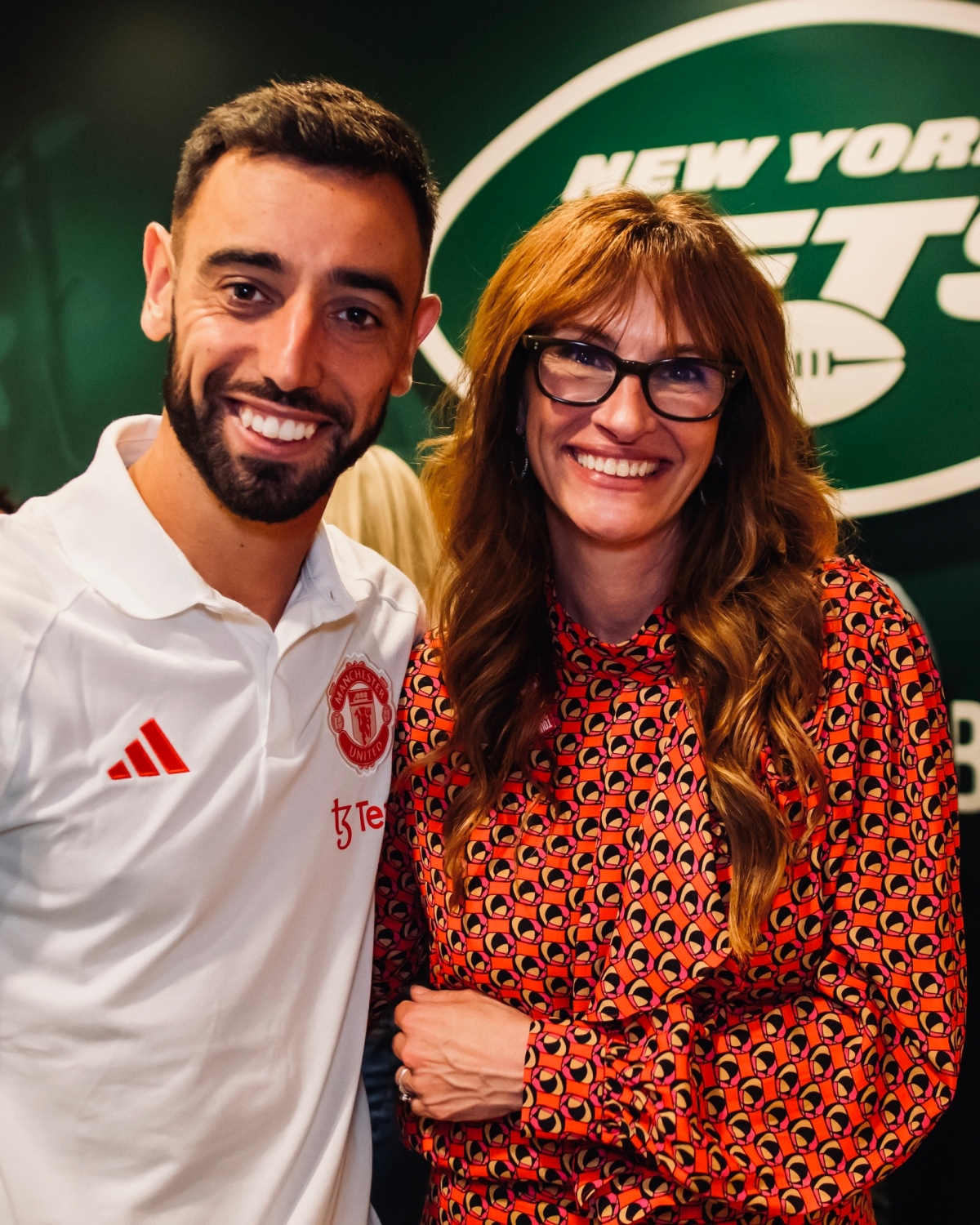 Julia Roberts đến thăm thầy trò Ten Hag, vui vẻ nhận quà mang về 4 Julia Roberts đến thăm thầy trò Ten Hag, vui vẻ nhận quà mang về 4