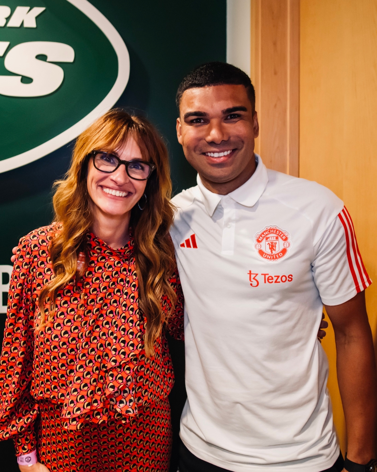 Julia Roberts đến thăm thầy trò Ten Hag, vui vẻ nhận quà mang về 5 Julia Roberts đến thăm thầy trò Ten Hag, vui vẻ nhận quà mang về 5