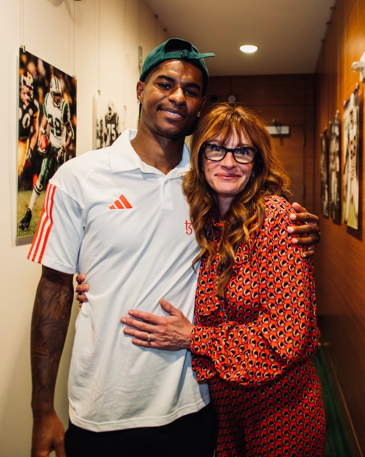 Julia Roberts đến thăm thầy trò Ten Hag, vui vẻ nhận quà mang về 6 Julia Roberts đến thăm thầy trò Ten Hag, vui vẻ nhận quà mang về 6