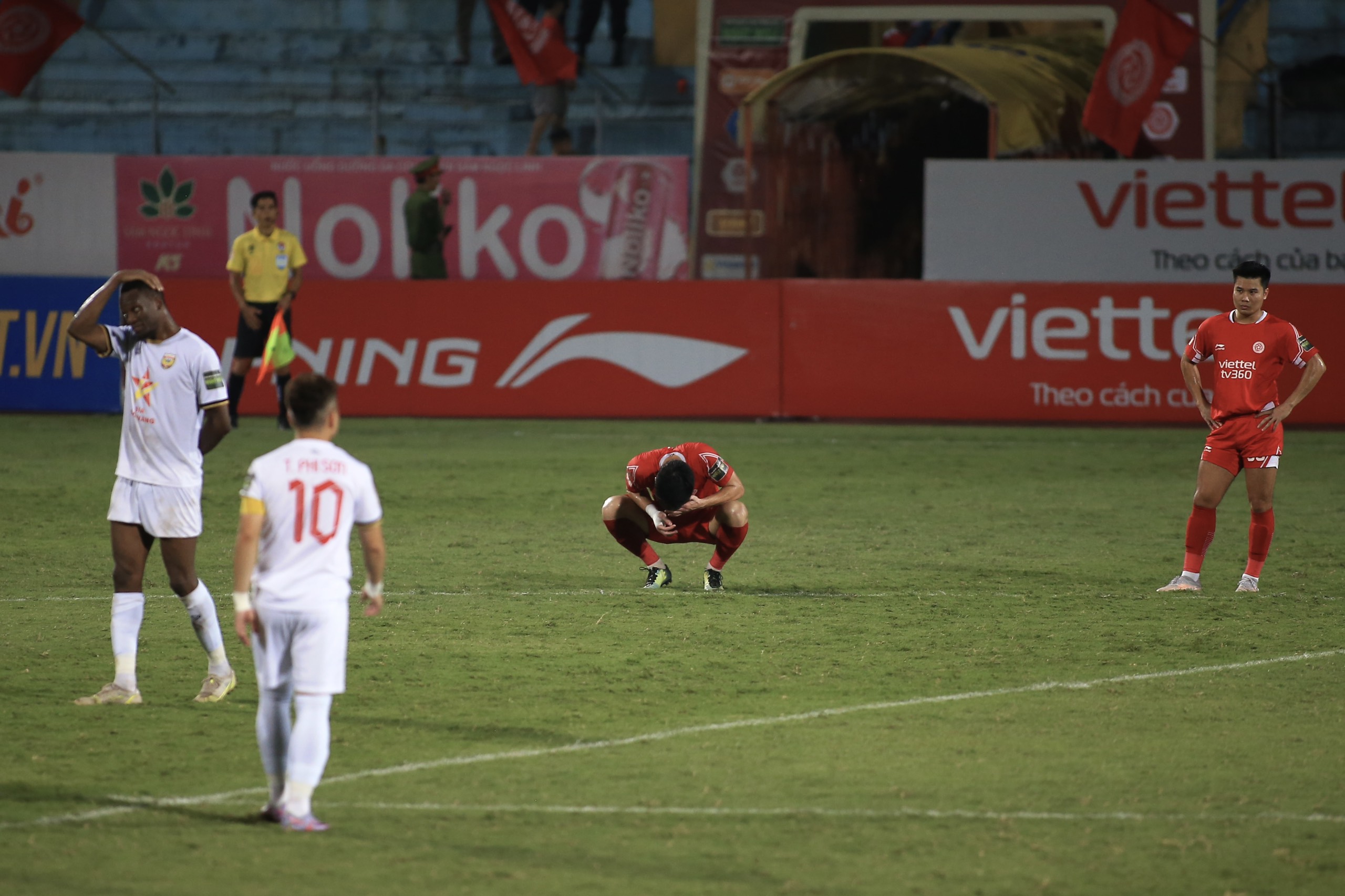 Biểu cảm của Hoàng Đức khi bị VAR kiểm tra kĩ tình huống ghi bàn 1