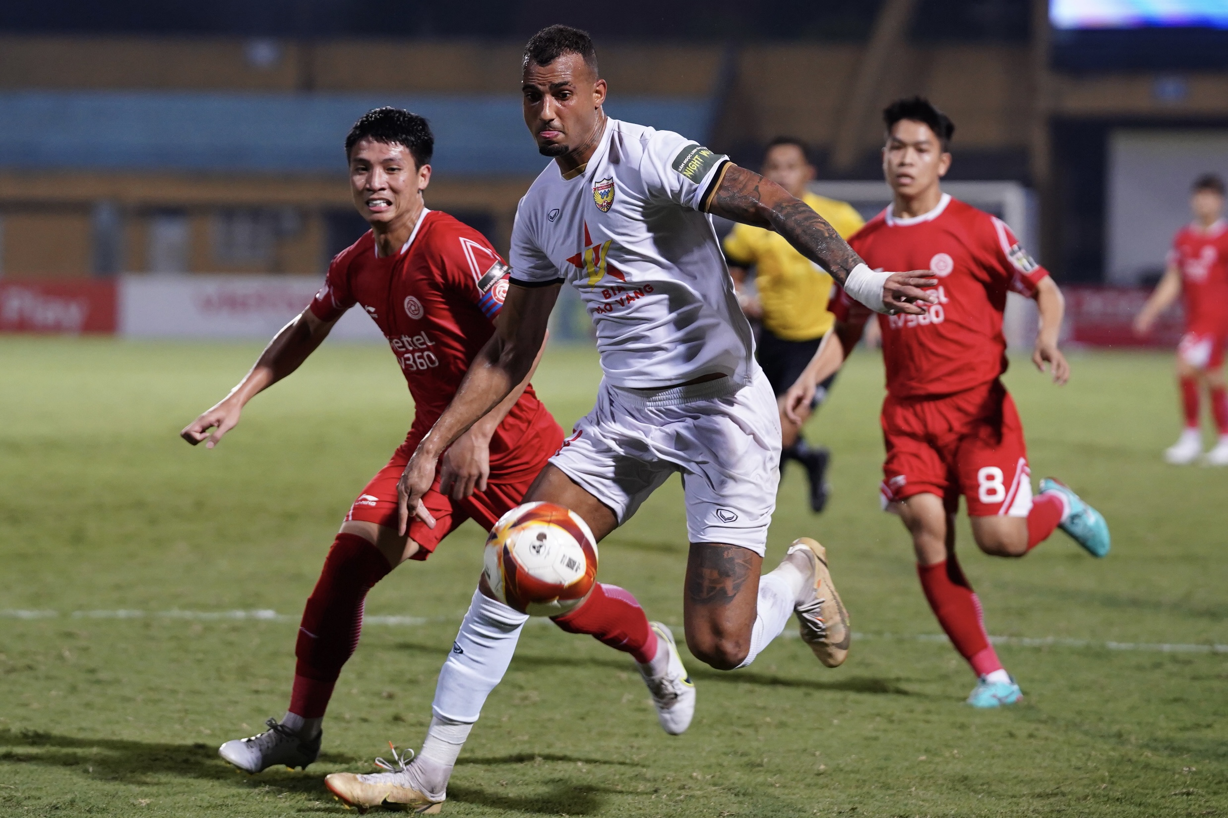 Viettel FC đại thắng ngày VAR ra mắt VLeague 6