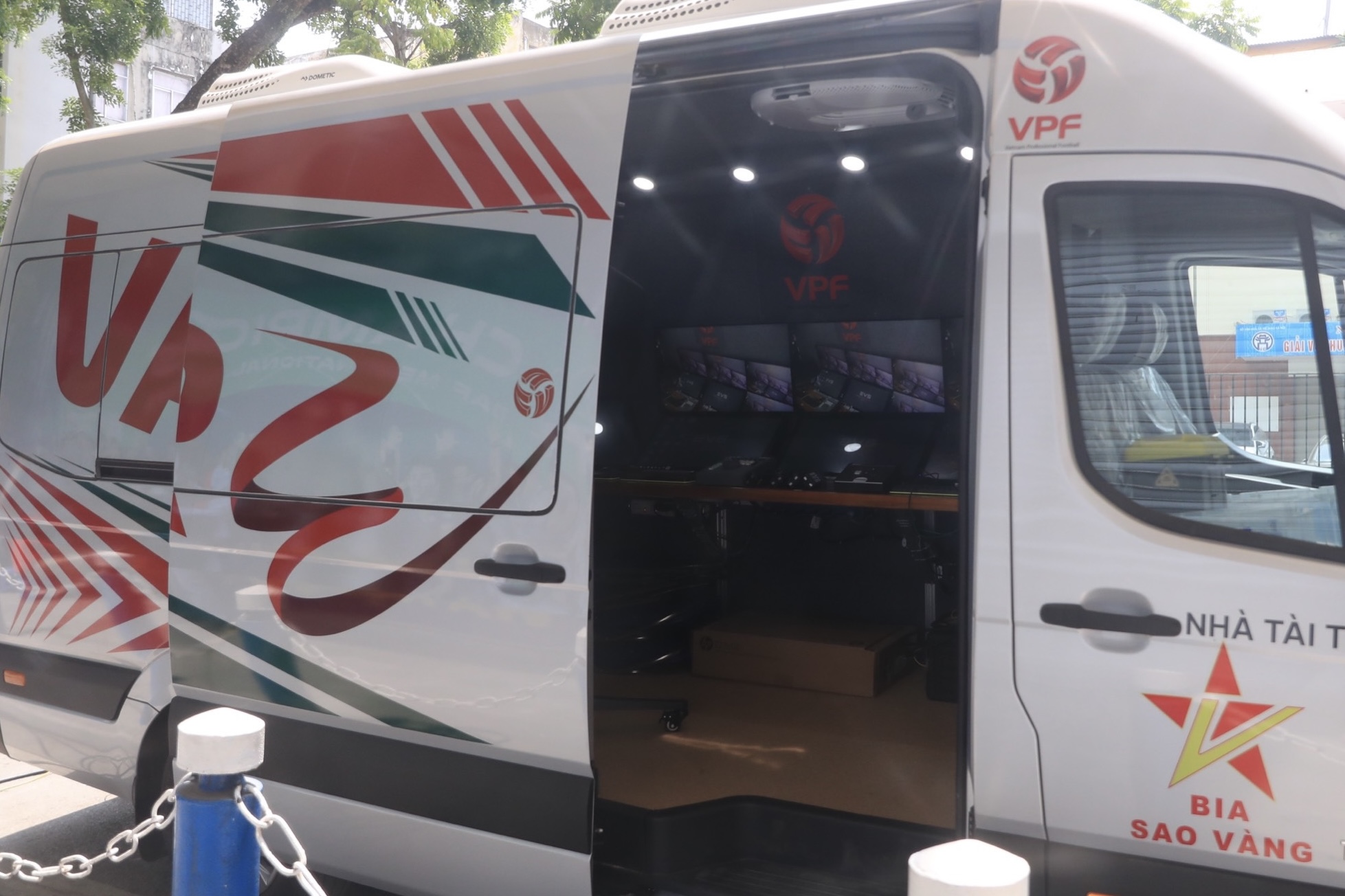 Những hình ảnh đầu tiên của VAR tại sân chơi VLeague 2