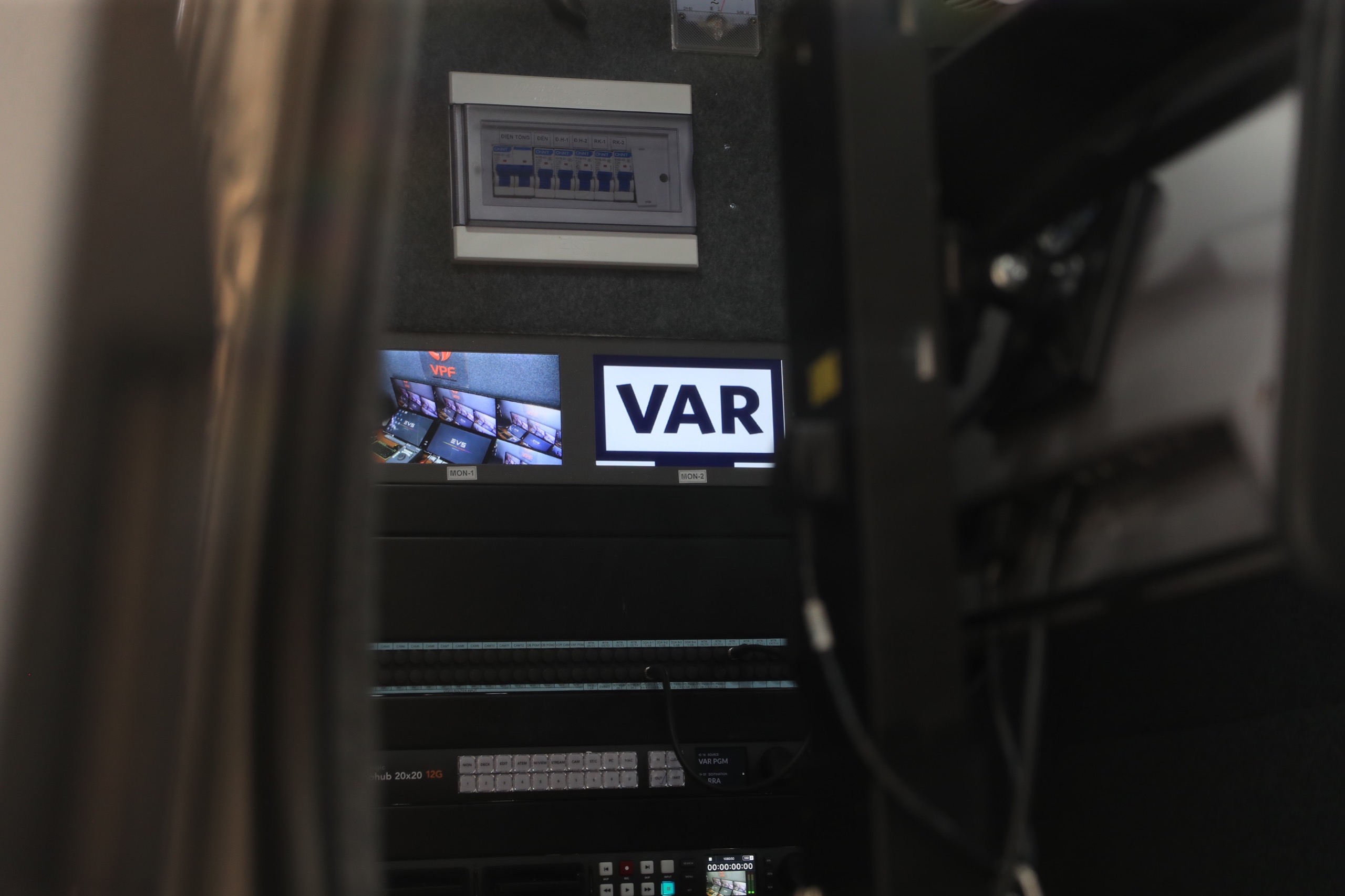 Những hình ảnh đầu tiên của VAR tại sân chơi VLeague 8