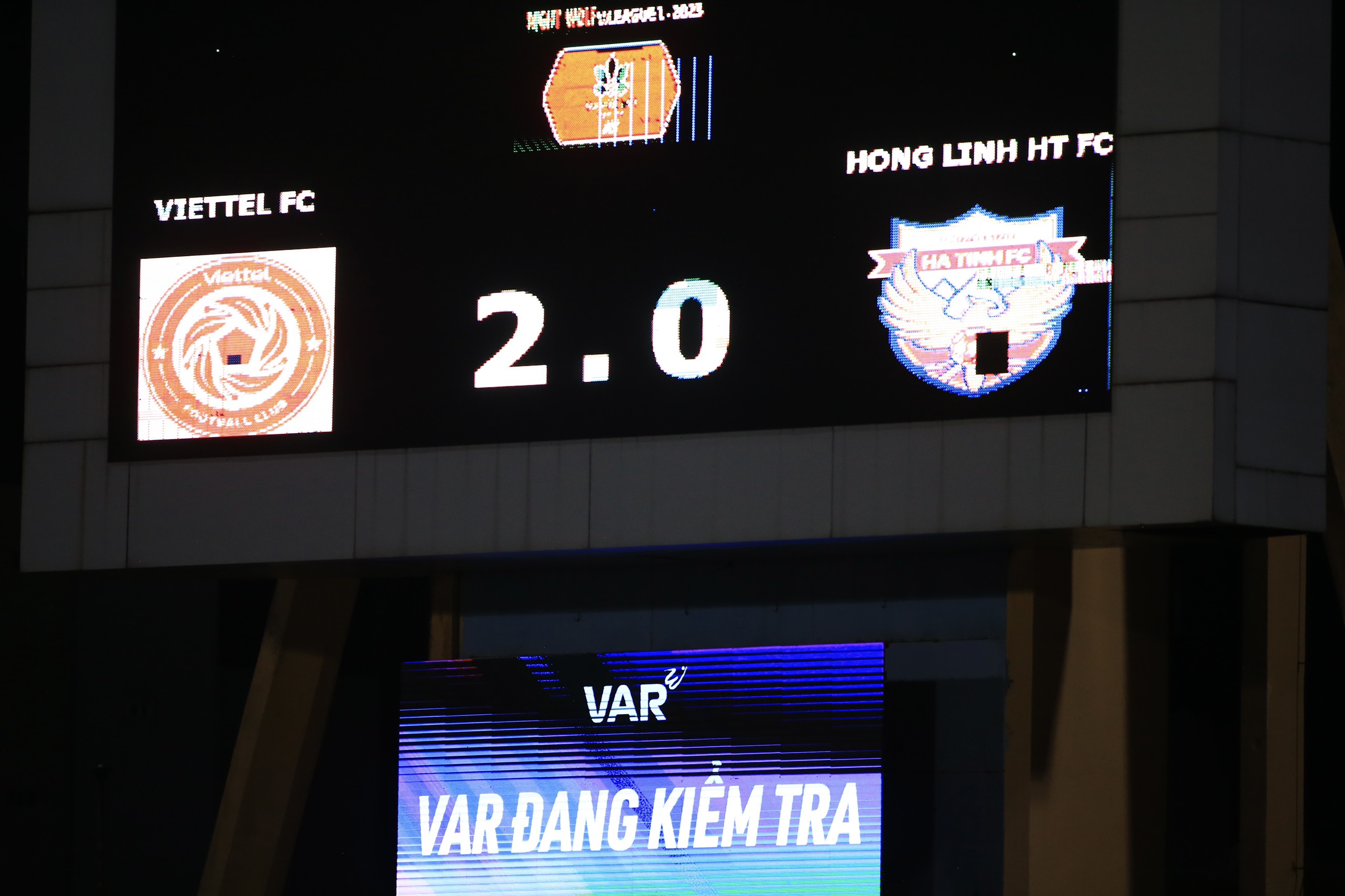 Biểu cảm của Hoàng Đức khi bị VAR kiểm tra kĩ tình huống ghi bàn 2