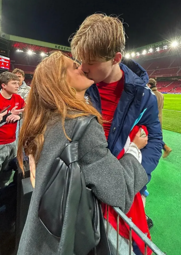 Chiêm ngưỡng nhan sắc bạn gái Rasmus Hojlund 4