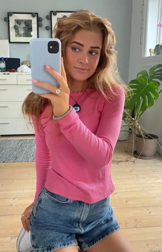 Chiêm ngưỡng nhan sắc bạn gái Rasmus Hojlund 3