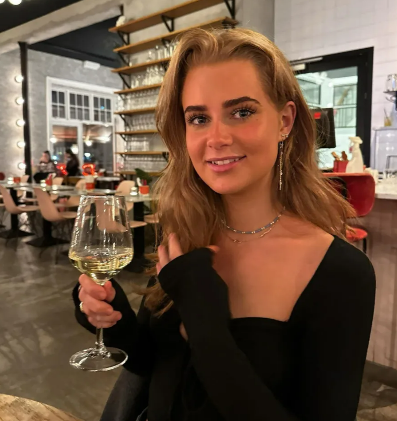 Chiêm ngưỡng nhan sắc bạn gái Rasmus Hojlund 2