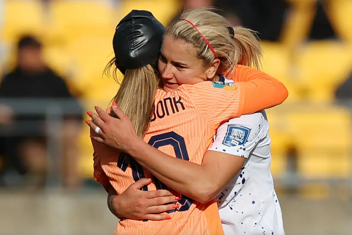 Lindsay Horan và Van de Donk Lindsay Horan va Van de Donk