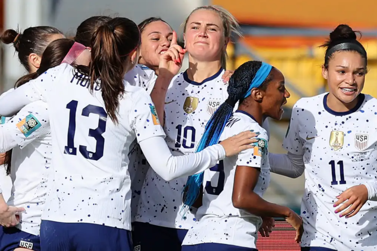 Lindsay Horan và Van de Donk Lindsay Horan va Van de Donk