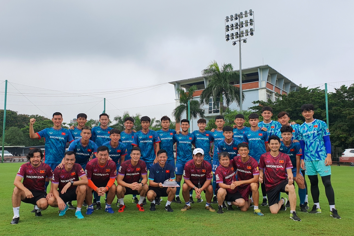 HLV Hoàng Anh Tuấn được các cầu thủ U23 Việt Nam tổ chức sinh nhật 2