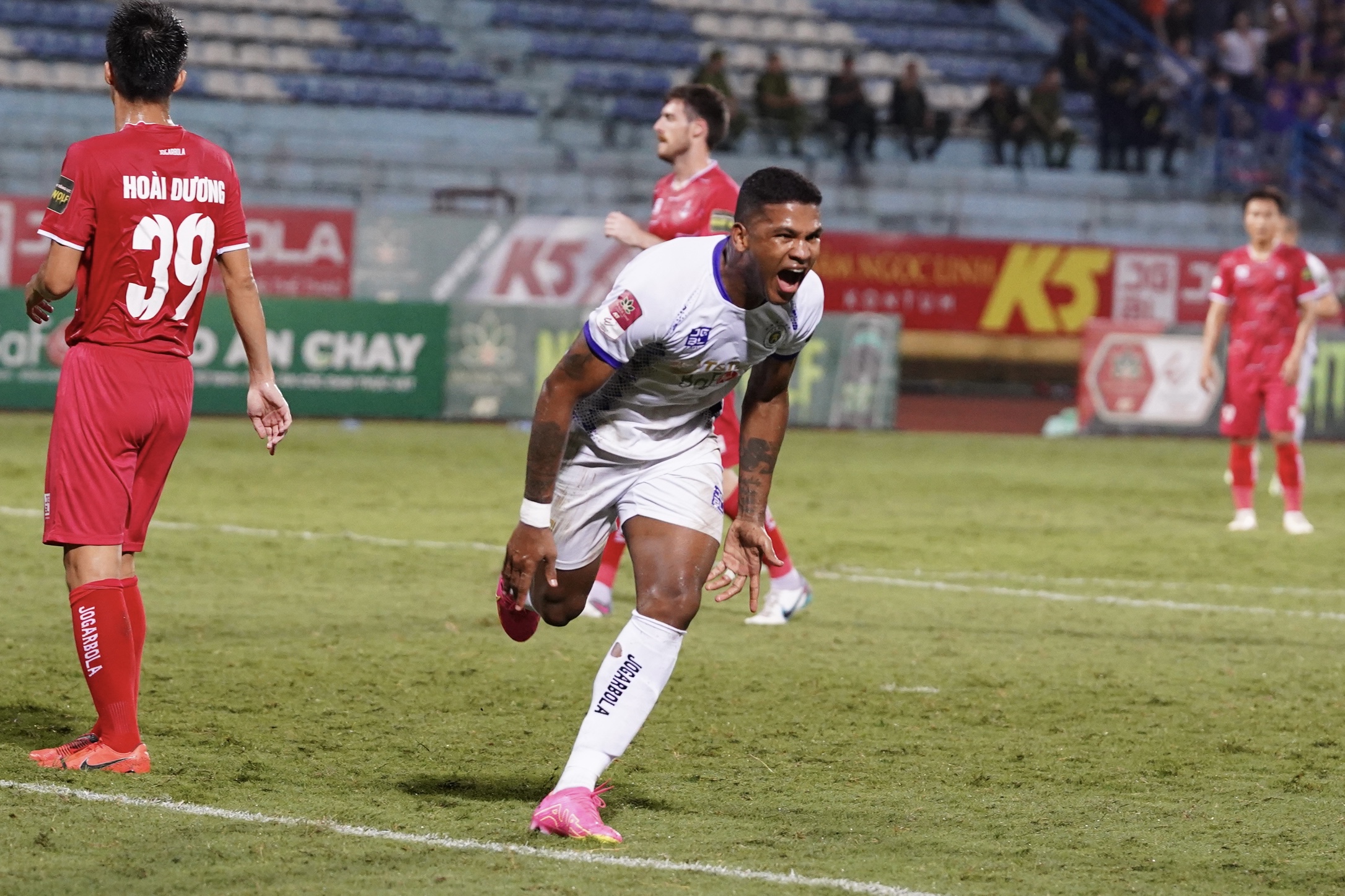 Văn Quyết đáp trả màn la ó của CĐV Hải Phòng 6