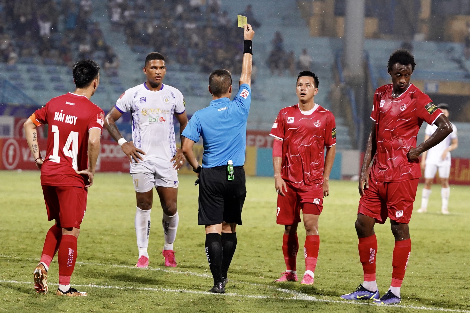 Văn Quyết đáp trả màn la ó của CĐV Hải Phòng 3