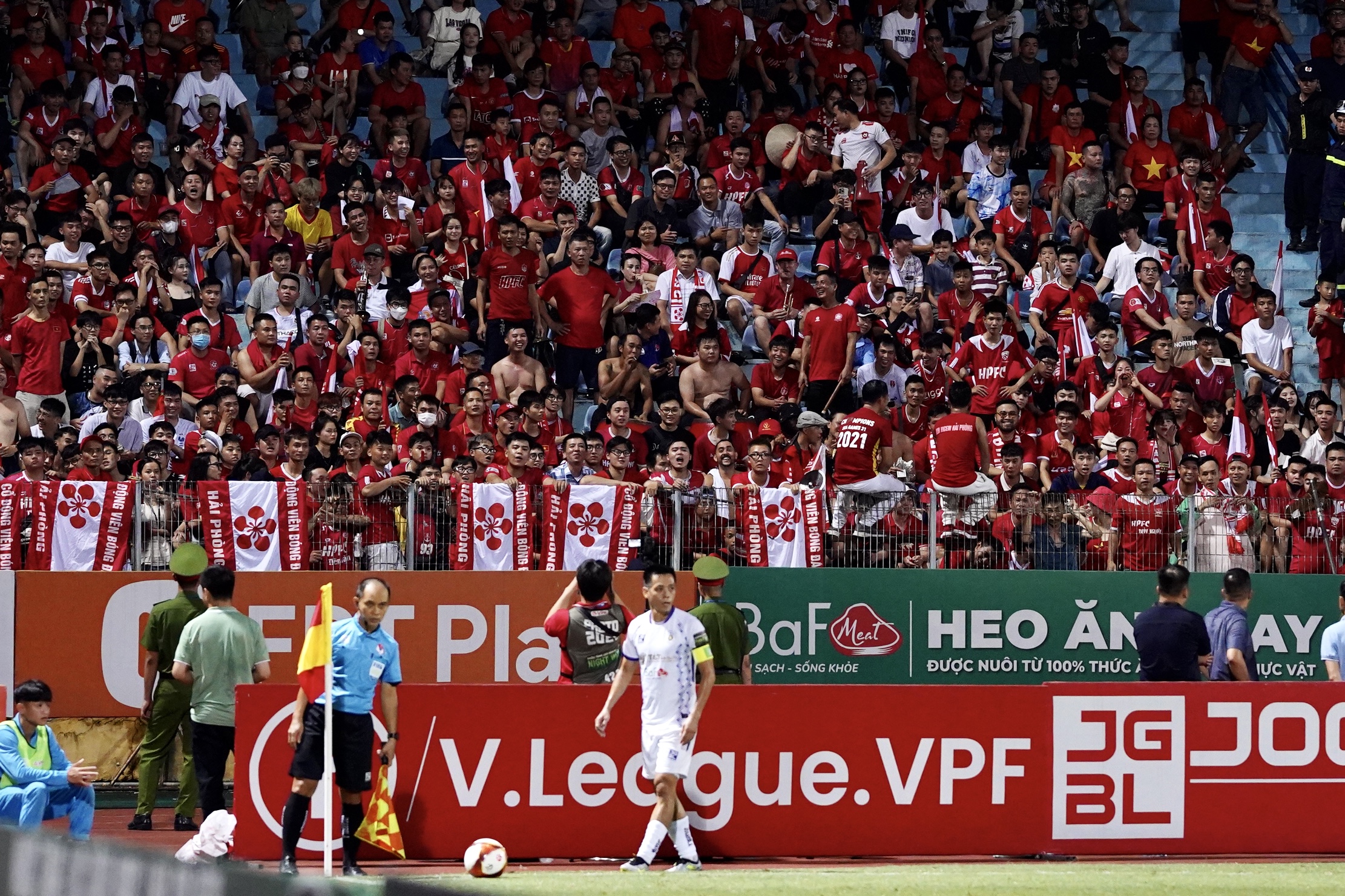 Văn Quyết đáp trả màn la ó của CĐV Hải Phòng 1