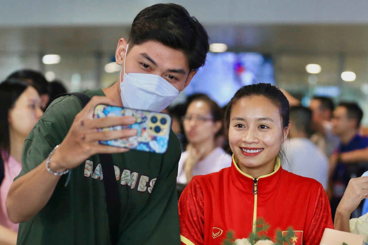 Hoang Thi Loan dT Viet Nam ve nuoc 3/8