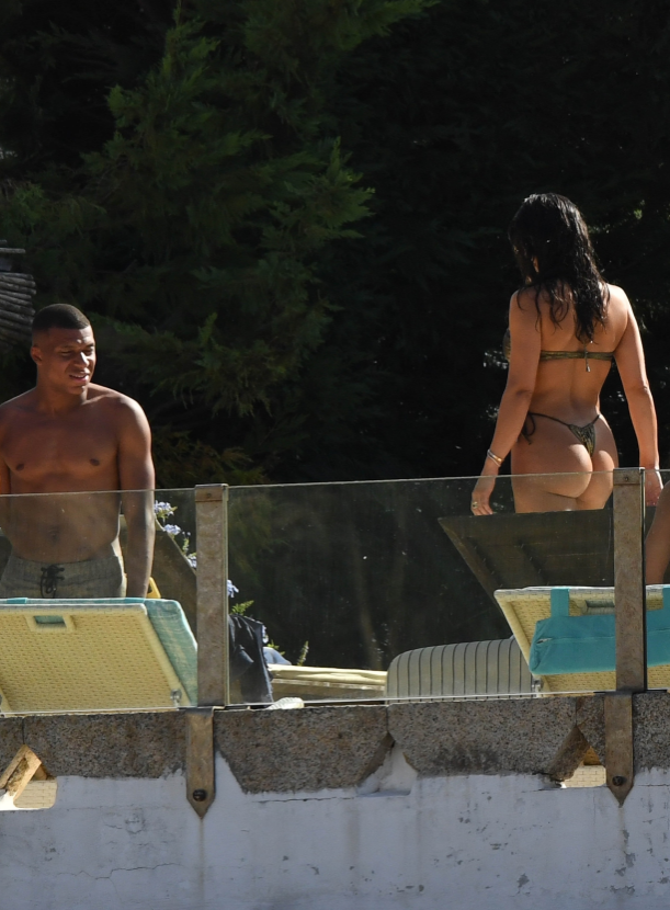 Kylian Mbappe vui vẻ bên 2 người đẹp mặc bikini nóng bỏng 2