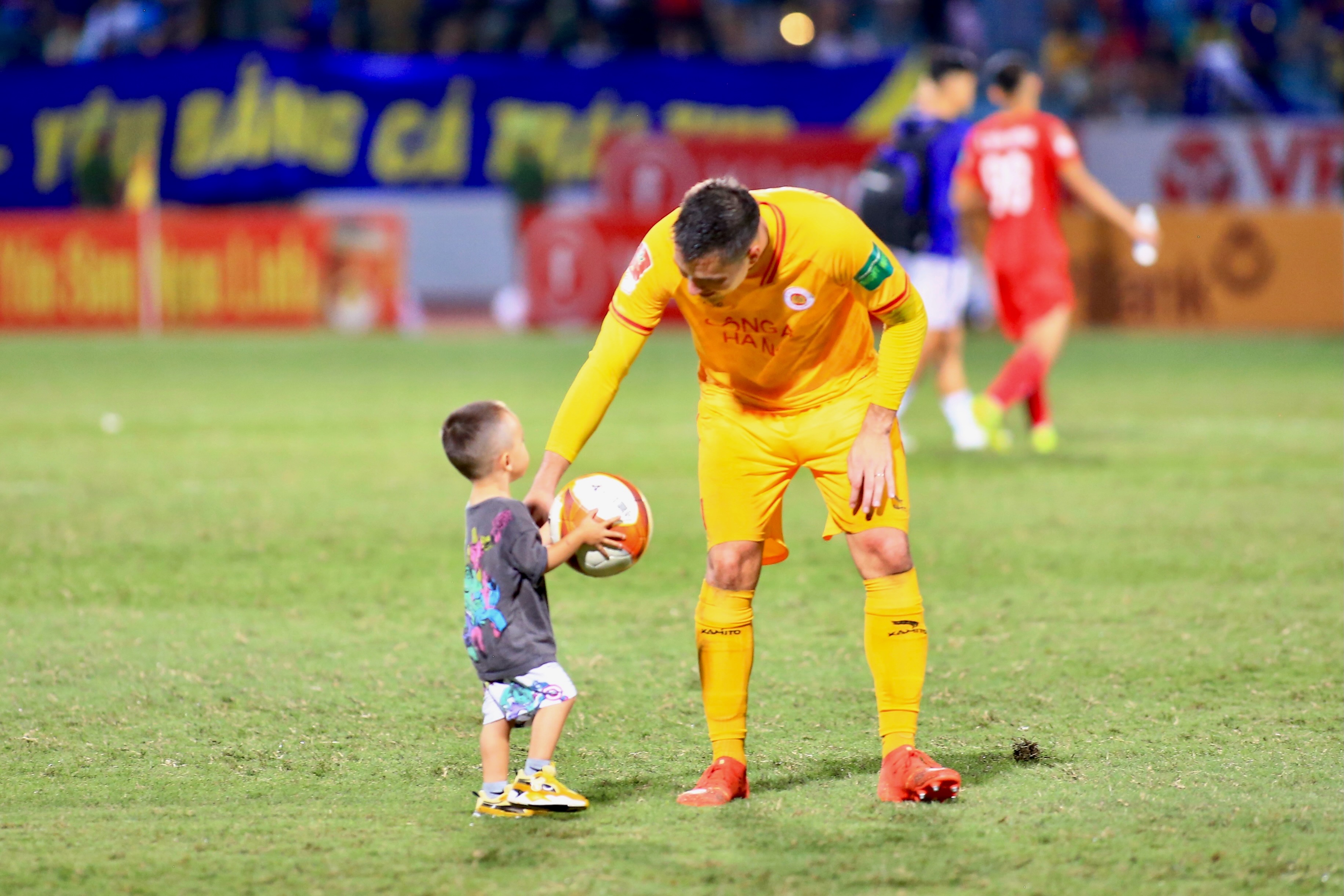 Con trai Filip Nguyễn xuống sân ăn mừng chiến thắng cùng CLB CAHN 4