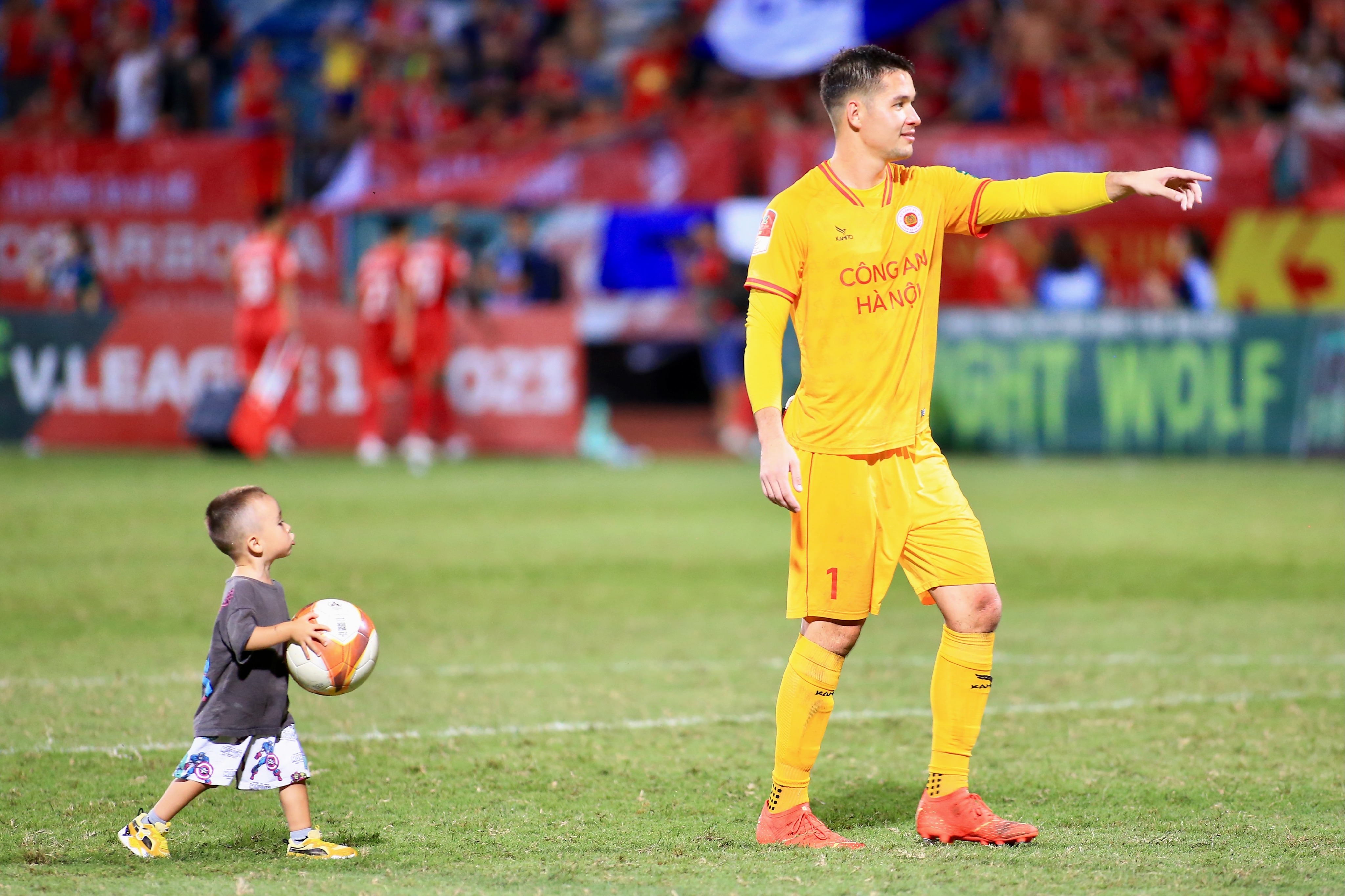 Con trai Filip Nguyễn xuống sân ăn mừng chiến thắng cùng CLB CAHN 5