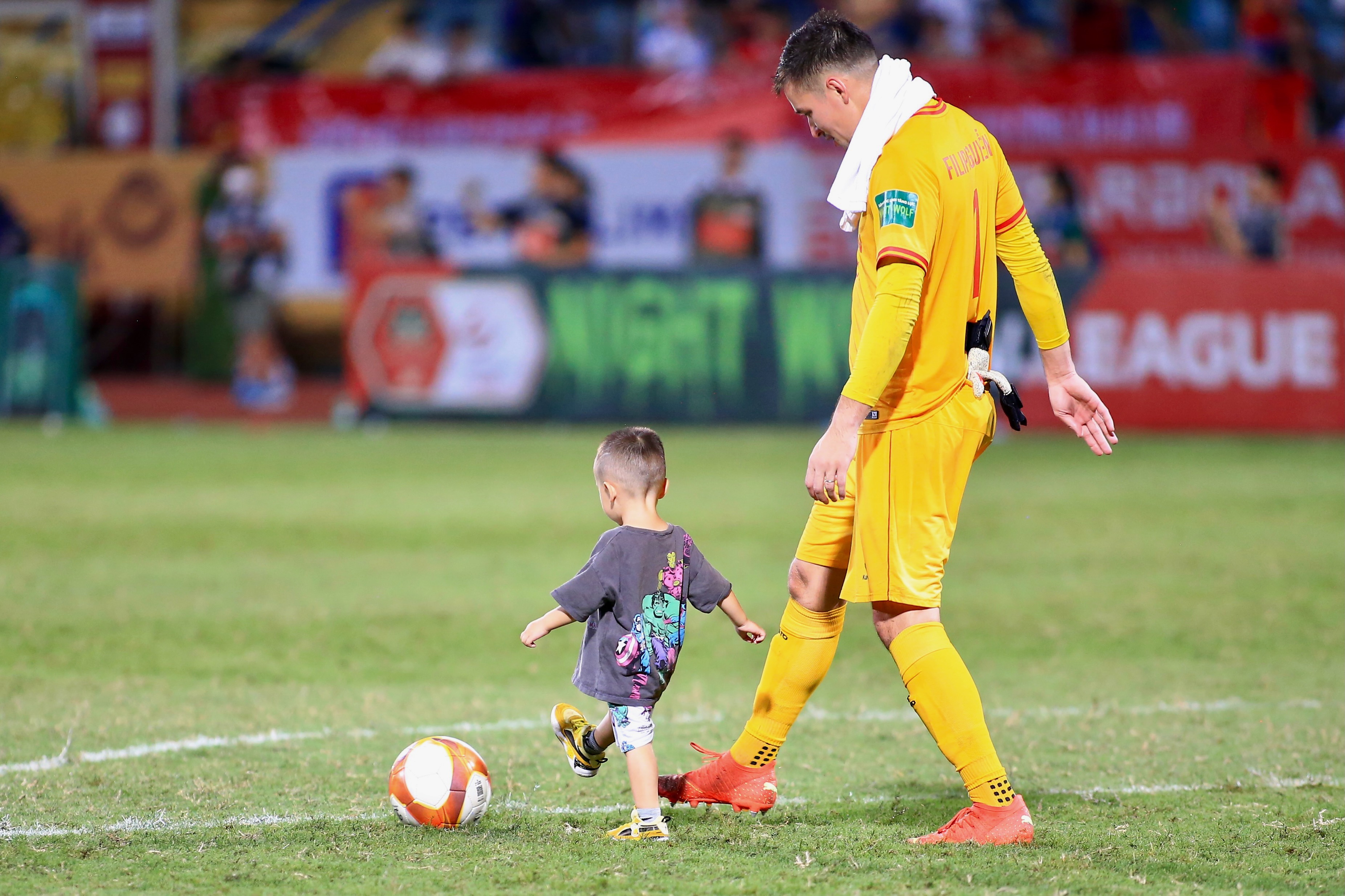 Con trai Filip Nguyễn xuống sân ăn mừng chiến thắng cùng CLB CAHN 6