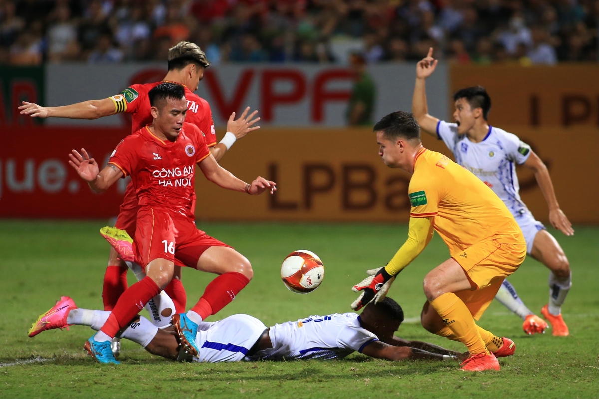 CAHN vs Ha Noi FC tranh chap 6/8