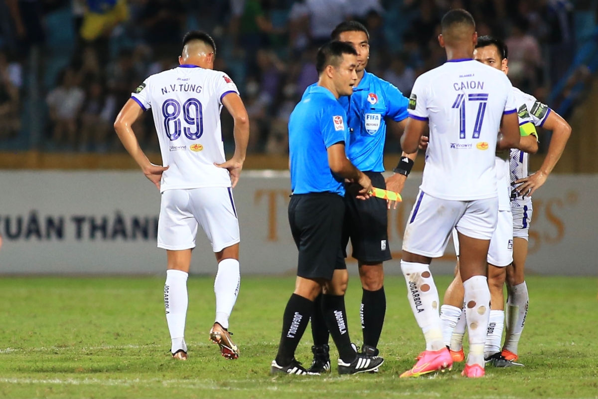 Trong tai tran CAHN vs Ha Noi FC 6/8